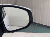 ブラインドスポットモニターはドアミラーの死角領域に入った車両の存在に加え、急接近してくれる車両も検知します。車両を検知するとドラミラーに搭載されたLEDインジケーターが点灯します。