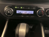 エアコンはオートエアコン付きになります。お好みの温度設定にすれば車内の温度を検知し自動で調整してくれます。暑い日は寒い日は特にオススメです♪
