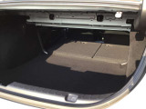 トランクルーム!後ろのシートは片方ずつ倒せます。乗る人や積む荷物に応じてアレンジが可能ですので多彩に使えてとても便利です。