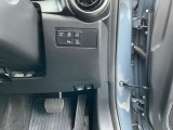 運転席正面右側には、i-stop/車線逸脱警報システム/パーキングセンサー/360度ビューモニターの各スイッチを配置。その下に、ボンネットオープナーとフューエルリッドオープナーが配置されています。