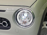 【LEDヘッドライト】悪天候や夜間走行時も良好な視界を確保し安心して運転できる高輝度LEDヘッドライトを装備!点灯速度が早く、消費電力も抑えられています。