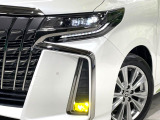 【LEDヘッドライト】悪天候や夜間走行時も良好な視界を確保し安心して運転できる高輝度LEDヘッドライトを装備!点灯速度が早く、消費電力も抑えられています。