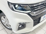 【LEDヘッドライト】悪天候や夜間走行時も良好な視界を確保し安心して運転できる高輝度LEDヘッドライトを装備!点灯速度が早く、消費電力も抑えられています。