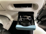 運転席、助手席側のエアコン吹き出し口下にドリンクホルダーが付いています。