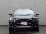 ●一目でAudiとわかる特徴的なシングルフレームグリル・LEDランプ。精悍なフロントマスクからAudiのスマートで上品なブランドを連想させてくれます。女性にも大変ご好評頂いております。
