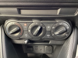 空調スイッチ類は最近流行のタッチパネル式ではなく、運転中でも直感的に操作のできるダイヤル式を採用しております。