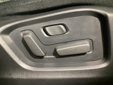 運転席にはパワーシートを装備!シート位置を記憶するメモリー機能付きなのでご夫婦で2名分セットすると便利です♪