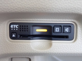 ■【ETC車載器】が装備されています。セットアップをしてお渡しとなり、ETCカードを差し込むだけで高速道路の利用が可能です。