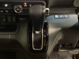 CVT車のセレクトレバーです。低速から高速まで、変速ショックのないスムーズな走りを実現するとともに、エンジン効率のよい領域を維持することで燃費にも貢献します。