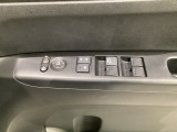 ハンドルの右側に電動格納付きパワーミラーの操作スイッチがついています。左右のサイドミラーの角度調節も微調整ができて便利です。パワーウインドウは運転席でドア4枚とも上下の操作ができるようになっています。