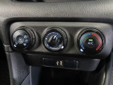シンプルで使いやすいマニュアルエアコン。適切に操作することで快適な車内環境を保つことができます。