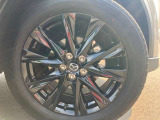 225/55R19のCX-5専用のアルミホイール。デザインもさる事ながら、切削加工により、重量軽減と立体感を与えられた贅沢なアルミホイールです!