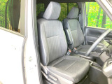 運転席まわりには十分なスペースがあり、大柄な方でもゆったり運転していただける環境です。