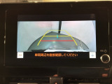 リバースギアに入れるだけで後方の表示へ切り替わります。夜間や雨の日の駐車も楽になりますよ。