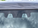 前方の車両や歩行者を検知し、衝突のおそれがあれば音や表示によって警告し、衝突の可能性が高まると弱いブレーキを作動。さらに衝突の可能性が高まるとブレーキを制御し、衝突時の被害軽減を図ります。