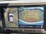 空から見下ろしているかのような映像をディスプレイに映し出し、スムースな駐車をサポートします。