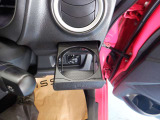 ほっと一息のドリンクをキープするドリンクホルダーです。携帯電話入れても良し。ただし走行中の携帯電話の使用は禁止されていますのでご注意を!