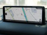 マツダコネクトの10.25インチワイドセンターディスプレイです。『Android Auto』『Apple CarPlay』や独自のコネクテッドサービスに対応したインターフェイスシステムです。