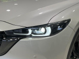 【LEDヘッドライト】悪天候や夜間走行時も良好な視界を確保し安心して運転できる高輝度LEDヘッドライトを装備!点灯速度が早く、消費電力も抑えられています。
