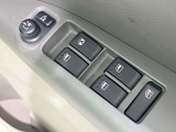 【電動格納ミラー】サイドミラーは電動格納式となっており、狭い駐車場でもキズがつくリスクを抑えられます。