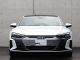 ●一目でAudiとわかる特徴的なシングルフレームグリル・LEDランプ。精悍なフロントマスクからAudiのスマートで上品なブランドを連想させてくれます。女性にも大変ご好評頂いております。