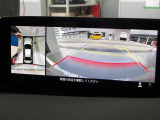 360度ビューカメラを搭載。4方の小型カメラの映像を処理し、車両真上からの映像に変換しています。
