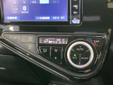 【オートエアコン】一度お好みの温度に設定すれば、車内の温度を検知し風量や温度を自動で調整。暑い&hellip;寒い&hellip;と何度もスイッチ操作をする必要はありません。快適な車内空間には必須の機能ですね♪