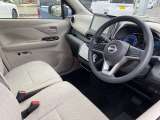 車内が明るく広く感じるベージュ色。