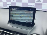 【マツダコネクト】  オーディオ操作、車両装備、ナビ案内など、統合的にモニターできる見やすいサイズのディスプレイです。