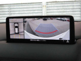 車両の前後左右にある4つのカメラを合成することで、まるでご自身のクルマを空から見ているような俯瞰での映像を映し出してくれます。バック時ももちろんのこと、前進時に視界の悪い交差点でも役に立ちますね。