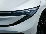 アダプティブLED付き!対向車には眩しくなく歩行者は明るく照らすので安全です。