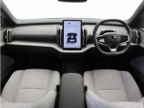 ドライバー・ディスプレイとセンターディスプレイを、12.3インチのタブレットに集約しました。運転操作に必要な情報とよく使う機能のコントロールボタンを、同一画面内にわかりやすく表示させることができます。
