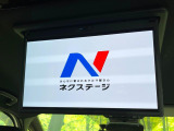 【13型有機ELフリップダウン】三列目からでも迫力のエンタメが観れる大画面フリップダウン。有機ELのモニターでは、一般的なフリップダウンよりも高コントラストでキレイな映像を楽しめます。