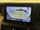 リバースギアに入れるだけで後方の表示へ切り替わります。夜間や雨の日の駐車も楽になりますよ。