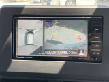 アラウンドビューモニターは4方のカメラで真上から車を見たようにモニターで確認ができる日産の自慢の装備です。是非実際の車で体感してみてください。