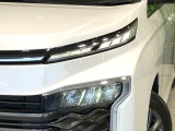 【LEDヘッドライト】悪天候や夜間走行時も良好な視界を確保し安心して運転できる高輝度LEDヘッドライトを装備!点灯速度が早く、消費電力も抑えられています。