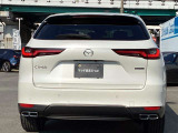 堂々とした佇まいとワイド感を強調したCX-60のリアビュー。特徴的なLEDテールランプが先進性と高い質感を演出します。「引き算の美学」が息づく、洗練された美しい後ろ姿を見る度に高揚感を得られます。