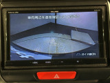 リバースギアに入れるだけで後方の表示へ切り替わります。夜間や雨の日の駐車も楽になりますよ。