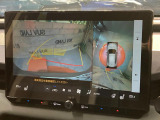 【パノラミックビューモニター】専用のカメラにより、上から見下ろしたような視点で360度クルマの周囲を確認することができます☆死角部分も確認しやすく、狭い場所での切り返しや駐車もスムーズに行えます。
