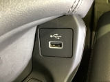 エレクトリックギアセレクターの下にスマートフォンなどが置けるトレーと、外部入力の可能なUSB端子がついています。また反対の左側には充電可能なUSB端子がついています。移動中に充電もできるので便利です。