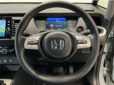 運転にかかわる様々な操作を安全に行えるように視点移動が少なく操作性に配慮されたスイッチ類が凝縮されたコクピットです。