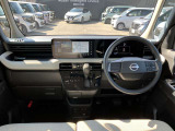 すっきりした運転席周りにはナビやエアコンの操作パネルを設置しておりますので、お一人での運転でもご安心できます。