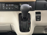 CVT車のセレクトレバーです。低速から高速まで、変速ショックのないスムーズな走りを実現するとともに、エンジン効率のよい領域を維持することで燃費にも貢献します。