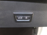 【パワーゲート】電動パワーゲートです。開閉がボタン1つで開け閉め行えます。また、状況に応じてのトランクハッチ開閉量を簡単に設定可能です。スマートオープナーも便利な機能です。ぜひお試しください。