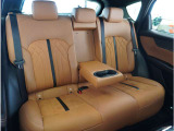 【後部座席】膝まわりや足元にゆとりのスペースを確保した後席。週末の遠出の際にも、ゆったりとした姿勢で快適に過ごせます。