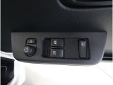 運転席と助手席にパワーウィンドウスイッチを備え、日常で扱いやすい操作性です。