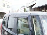 【ドアバイザー】雨の日に少しだけ窓を開けたい。そんな時に便利なドアバイザー付です。