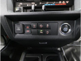 厳選スイッチを運転席に集約し、見やすく使いやすい操作性を実現。少ない操作で高い機能性を発揮します。さらに、キーレスアクセス&プッシュスタートでエンジン始動もワンタッチ。日常のドライブを快適にします。