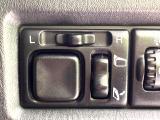 【電動格納ミラー】サイドミラーは電動格納式となっており、狭い駐車場でもキズがつくリスクを抑えられます。