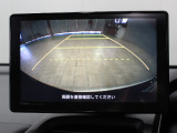 【バックカメラ】シフトを「R」の位置に入れると、自動的に画面がカメラ映像に切り替わり後方の視界をサポートする必須装備です!